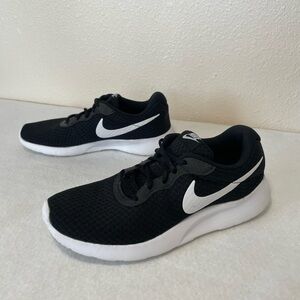Nike Women’s 8 Tanjun Running Shoes Black & White Lightweight Mesh Sneaker